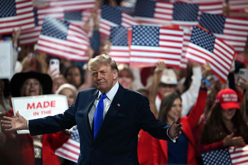 De s'éloigner de Trump, mais il insiste pour être la vedette des élections