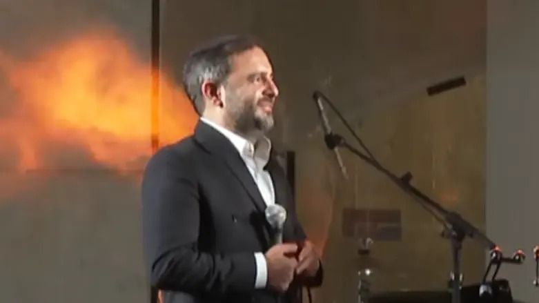 Moshe Louk dans une interprétation du piyyout célèbre