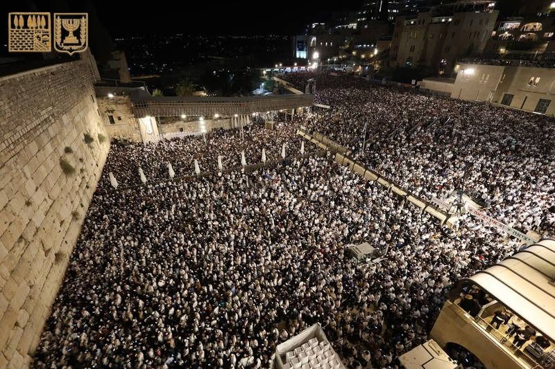 50 000 personnes récitent les pénitences sur la place du Mur occidental