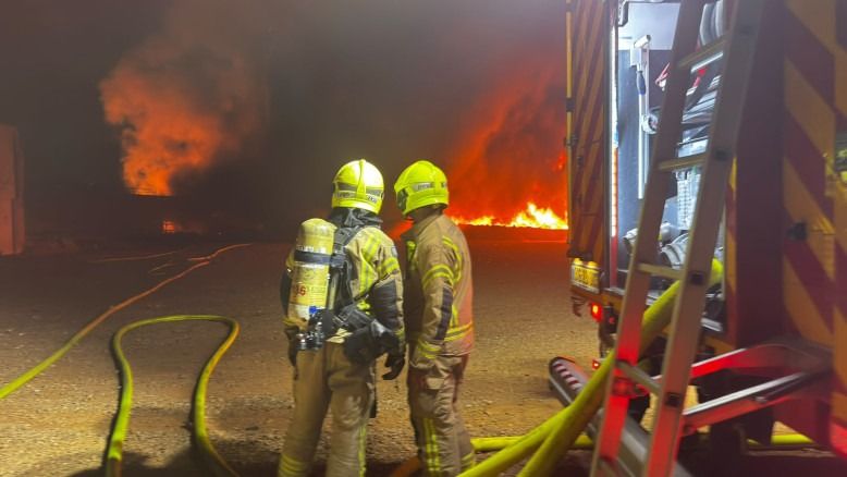 Les pompiers poursuivent les opérations de lutte contre l'incendie