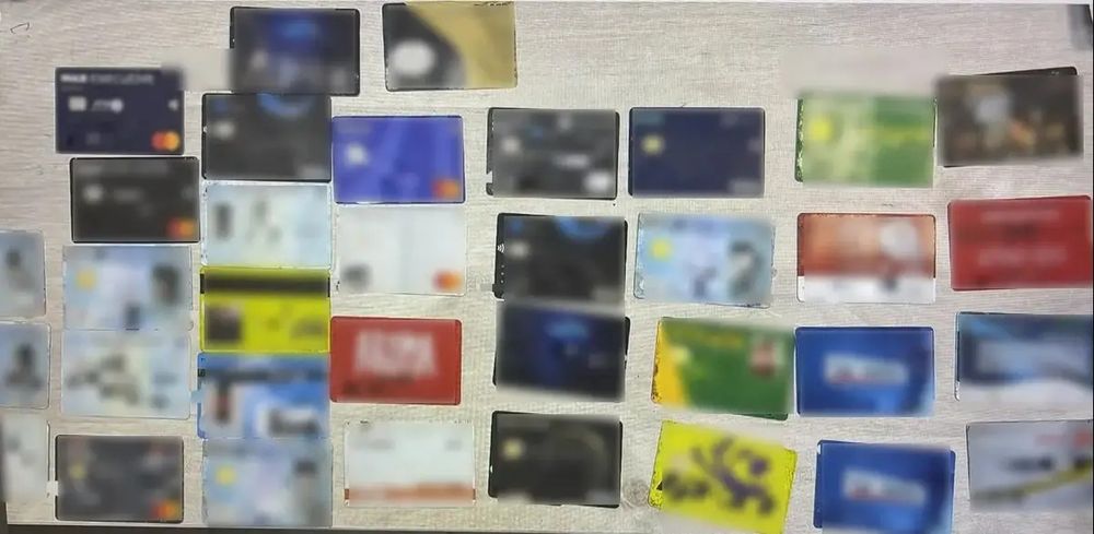 Elle a rencontré des hommes sur Tinder, leur a volé des cartes de crédit et des chèques