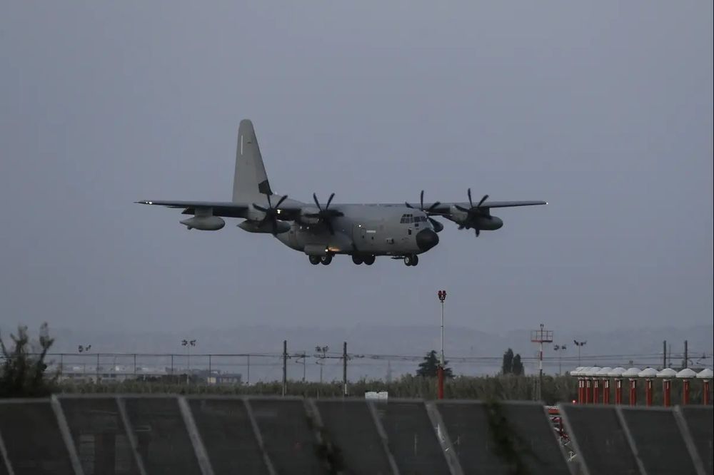 Ils ont fait irruption dans son appartement et l'ont décollé en avion cargo : les États-Unis ont fait fuir un diplomate de Grande-Bretagne