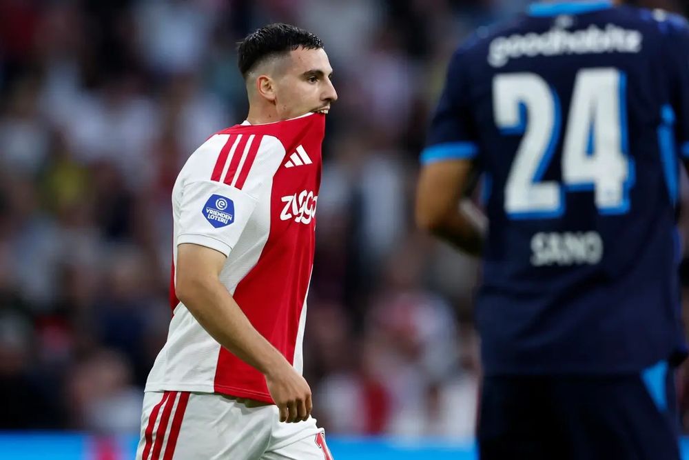Oscar Gloukh risque de se retrouver sur le banc de l'Ajax